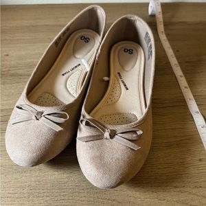 New Women’s Flats, Size 10 Medium, Taupe